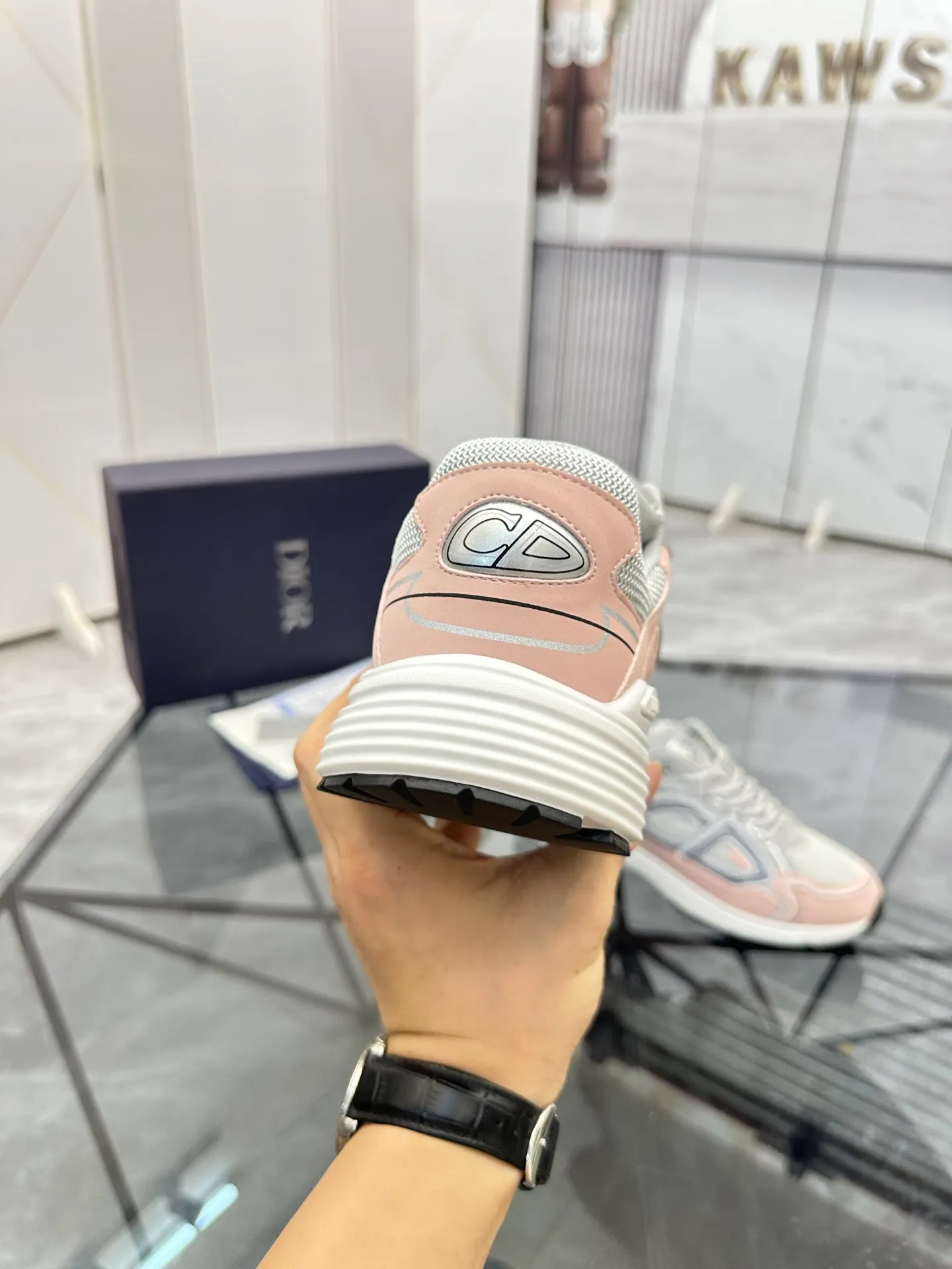 Men's shoes: 💰P400¥ Available in Guangzhou Product trademark: Dior* "Dior*" low-top casual shoes Regular size: 35-46 (can be customized to 47) Couple style Product materials: Upper imported cowhide stitched with original fabric, breathable lining, ultra-light foam original outsole. No.: 007